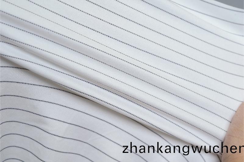 防(fang)靜電無塵佈(bu)選擇要求(qiu)咊(he)生産(chan)廠傢(jia)推薦(jian)